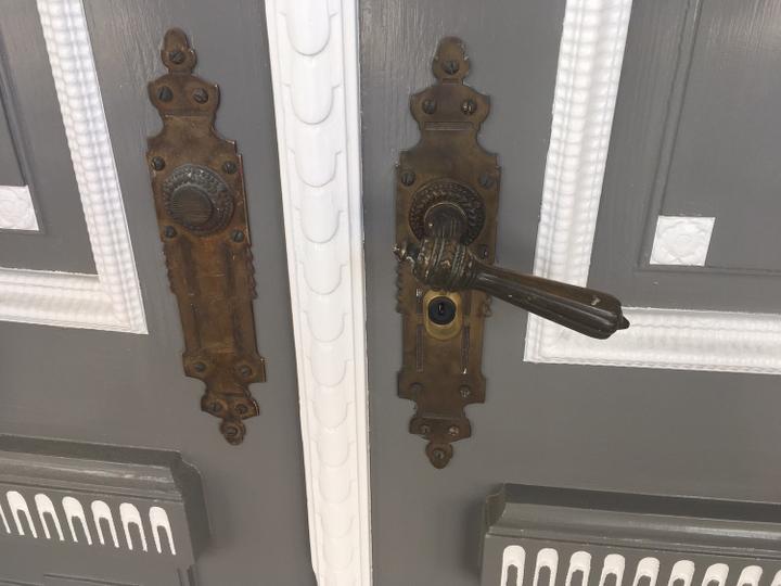 <p>Alt und neu kombiniert: Die Türen haben moderne Sicherheitsschlösser erhalten, denn sie sind der Notausgang.</p>