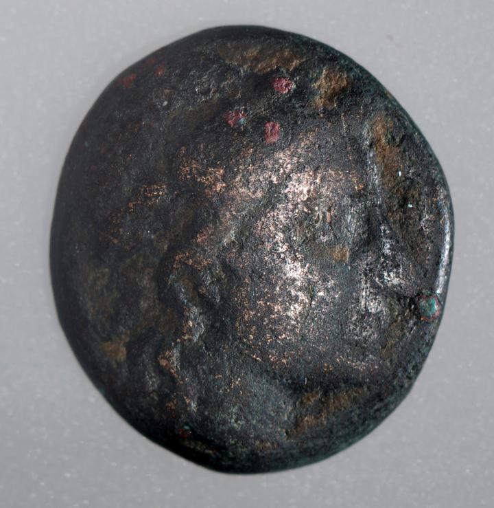 <p>Diese seltene Bronzemünze aus der griechischen Stadt Aigai datiert ins 2./1. Jahrhundert v. Chr. und wurde im Jahr 2009 bei Gartenarbeiten in Cham zufälligerweise entdeckt.</p>