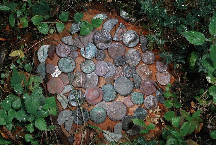 <p>In der Nähe der Burgruine Hünenberg fanden sich 68 römische Münzen. Mit Ausnahme zweier Silbermünzen sind es wenig wertvolle Münzen. Möglicherweise befand sich an dieser Stelle ein Heiligtum, wo diese Münzen einer römischen Gottheit geopfert wurden.</p>