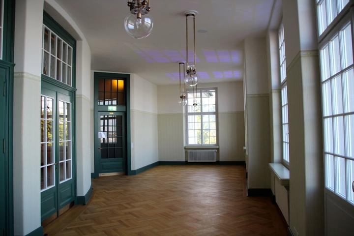 <p>Mehr Licht auf der Galerie: Die übermalten Fenster und Türen wurden geöffnet. Die Lampen sind speziell fürs Theater angefertigt worden.</p>