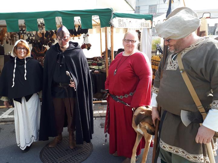 <p>René Baumgartner (ganz rechts) besucht mit Bekannten das Mittelalterfest in Zug.</p>