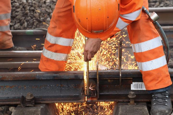 <p>Ein Bauarbeiter verrichtet Schweissarbeiten auf dem Gleis zwischen Risch und Immensee.</p>