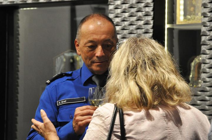 <p>Kurt Graf, Pressesprecher der Luzerner Polizei, vertieft in ein Gespräch mit einer Besucherin. (Bild: nae)</p>
