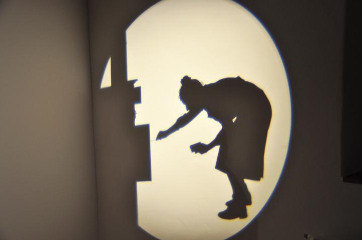 <p>Schatten-Projektion: Anna Hunkeler-Bucheli zündet den Ofen mit der Leiche an. (Bild: nae)</p>