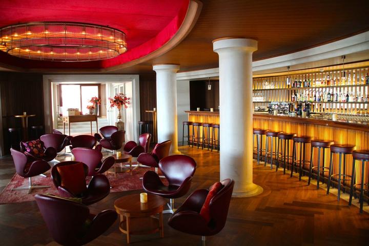 <p>Die schicke Bar des Restaurants im Theater Casino Zug.</p>