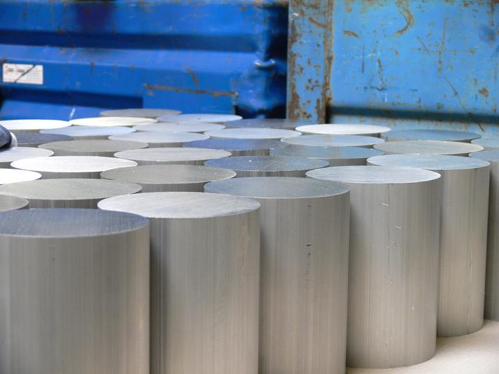 <p>Aus diesen Aluminium-Zylindern werden die Köpfe für die Schneelanzen gewonnen.</p>