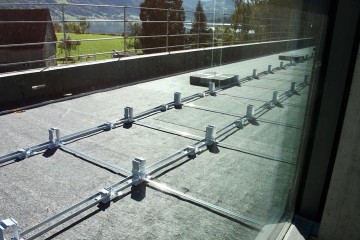 <p>Ein Teil des Daches wird mit Solarpanels bedeckt.</p>