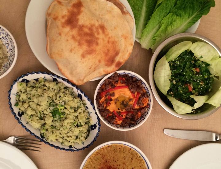 <p>Gabi Kopp hat alle Rezepte zuhause nochmals nachgekocht – wie hier mit libanesischen Meze.</p>