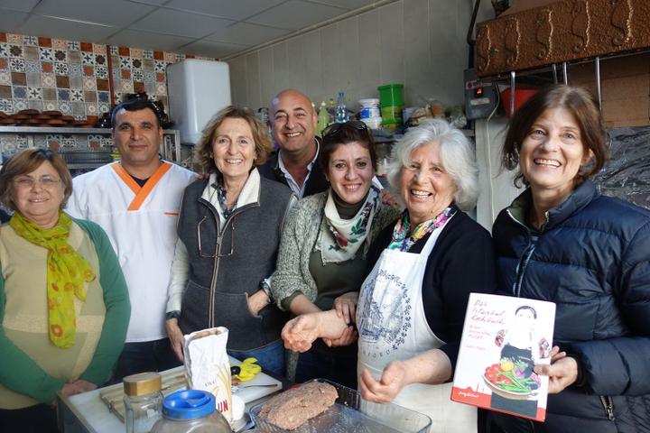<p>Kochen in Foça (Türkische Ägäis) mit Vedia Türün in Zusammenarbeit mit Foça Slowfood.Gabi Kopp ist ganz rechts zu sehen.</p>