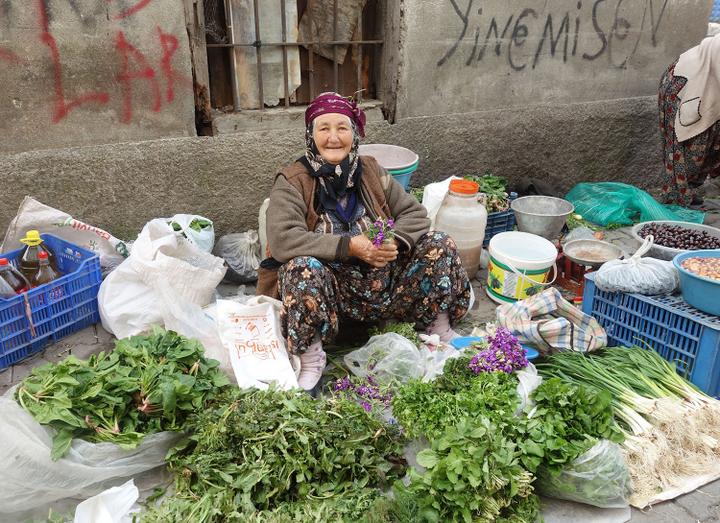 <p>Eine Wildkräuterverkäuferin im Frühling in Erdremit (Türkei).</p>