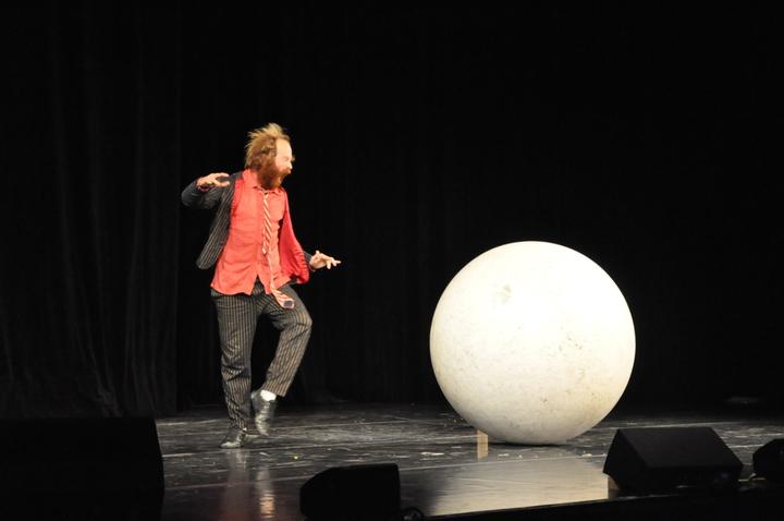 <p>Mick Holsbeke ist hocherfreut über den riesigen Ping-Pong-Ball.</p>