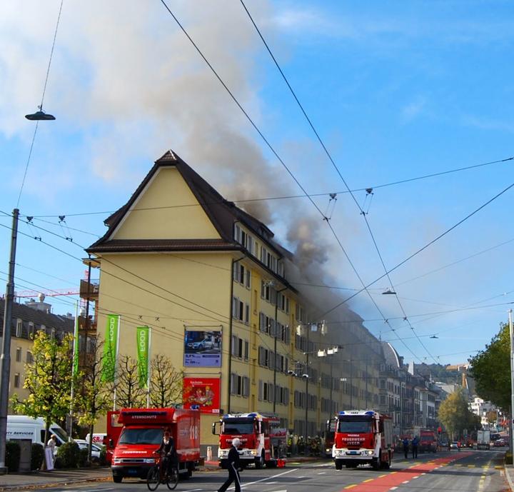 <p>Die Liegenschaft an der Tribschenstrasse, rundum die Feuerwehrleute im Einsatz.</p>