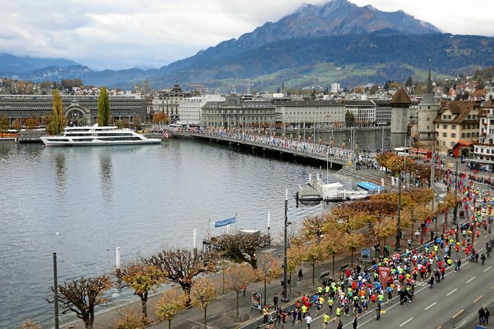 <p>Bei frischen Temperaturen starten die Teilnehmerinnen und Teilnehmer zum 11. Swiss City Marathon Lucerne. (Foto: Andy Mettler)</p>