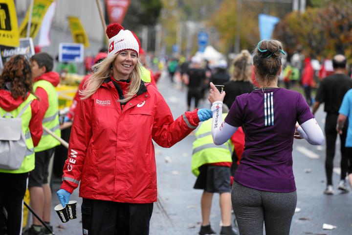 <p>Eine kleine Stärkung gefällig? Rund 1000 Helferinnen und Helfer sorgen am Swiss City Marathon Lucerne für Verpflegung. (Foto: Andy Mettler)</p>