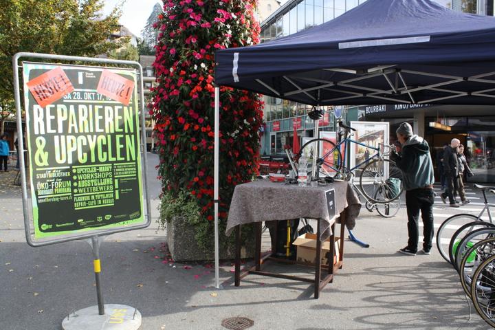 <p>Upcycler-Markt im Bourbaki am Reparaturtag 2017 in Luzern</p>