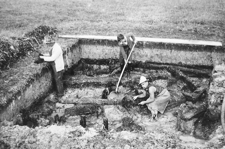 <p>Ausgrabungen an der Fundstelle Zug, Sumpf im Jahr 1931. Aufnahme Foto Grau Zug (Eugen Grau).</p>