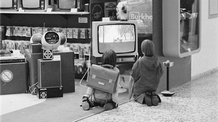 <p>Hig-Tech à la 1977, Kinder waren begeistert von den technischen Geräten die in der Auslage waren.</p>