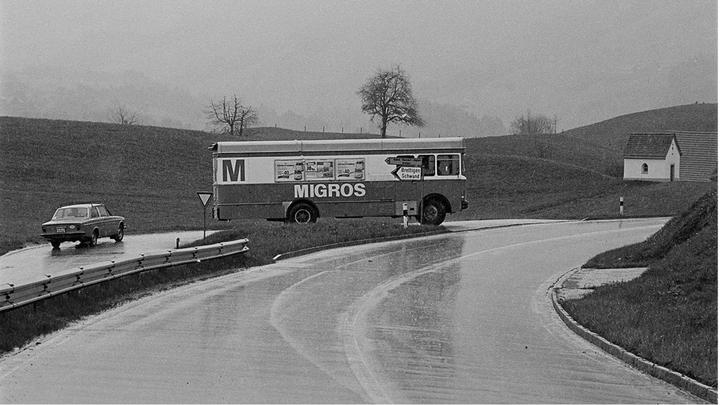 <p>Wenn man auf dem Land wohnte, war es ein Highlight, wenn der Migros-Wagen um die Ecke kam. (Foto: Emanuel Ammon/AURA)</p><p> </p>