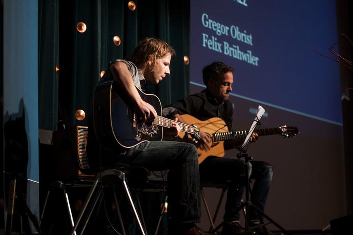 <p>Gregor Obrist und Felix Brühwiler (Gypsy Jazz) begleiteten den Anlass musikalisch.</p>