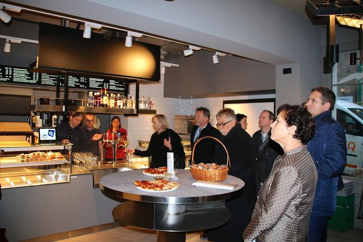 <p>Erste Besucher des neuen «Pfauen»: Am Donnerstag geht das Café Bistro für die Öffentlichkeit auf.</p>