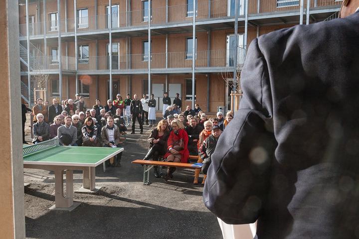 <p>Zahlreiche Anwohner und Mitarbeiter des Kantons besuchten die Eröffnung des Asylzentrums Grosshof.</p>