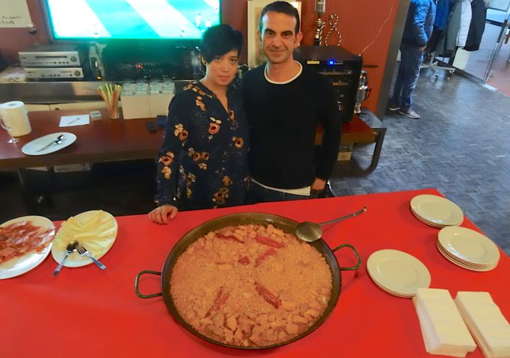 <p>Vanessa Merino und Juan Escribano haben die Paella gebracht.</p>