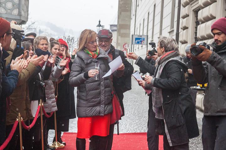 <p>Luzerner Kantonsräten wird vor dem Regierungsgebäude der rote Teppich ausgelegt. Im Bild CVP-Vizepräsidentin Yvonne Hunkeler und ihr Parteikollege Carlo Piani.</p>
