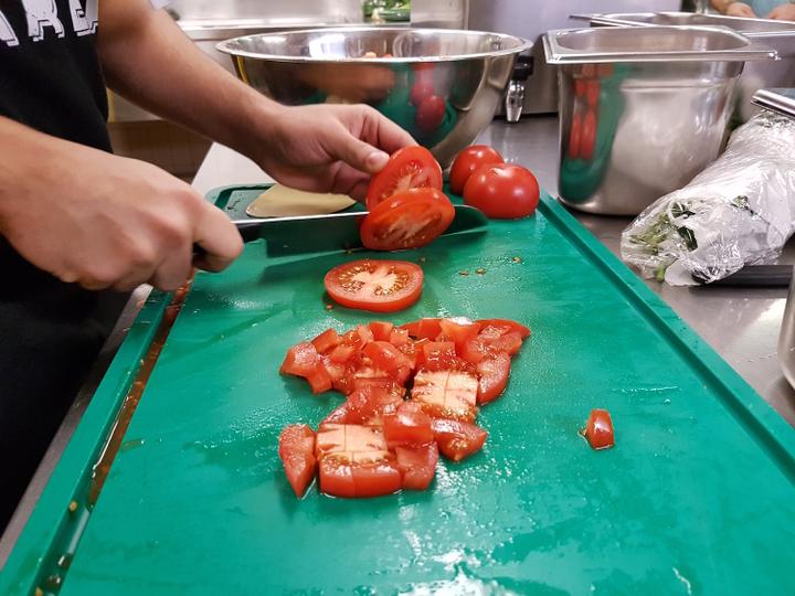<p>Die Tomaten werden zubereitet.</p>