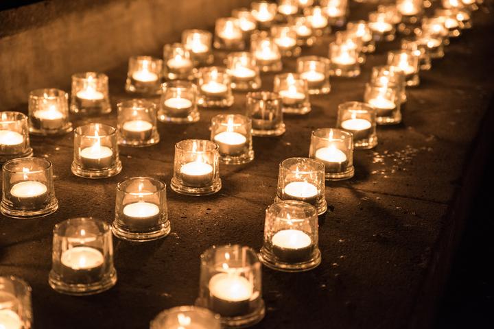 <p>Die Caritas-Lichter brannte, um auf Armutsbetroffene in der Schweiz aufmerksam zu machen.</p>