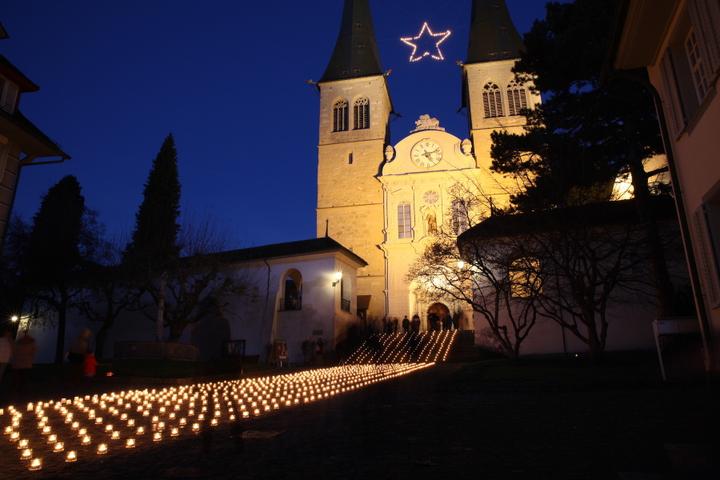 <p>Zum 13. Mal gab es vor der Hofkirche in Luzern ein Lichtermeer zu bestaunen.</p>
