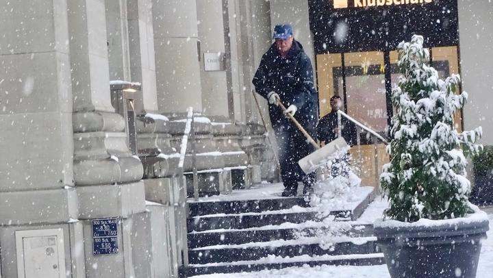 <p>Überall wird nach Kräften geschaufelt: Ein Angestellter befreit die Treppe vor der Credit Suisse am Schwanenplatz vom Schnee.</p>