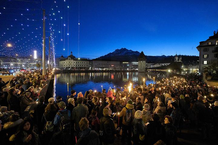 <p>5000 Menschen zelebrierten am 31. Dezember die christliche Lichterfeier an der Reuss. (Bild: Emanuel Ammon/AURA)</p>