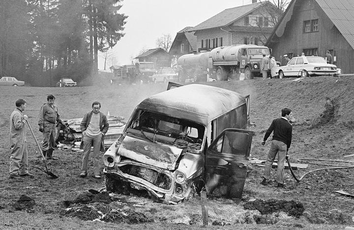 <p>1979. Die Lohresage in Emmenbruecke war Schauplatz von vielen Unfällen. Hier ein Zusammenstoss zwischen einem Lieferwagen und einem Doeschwo.</p>
