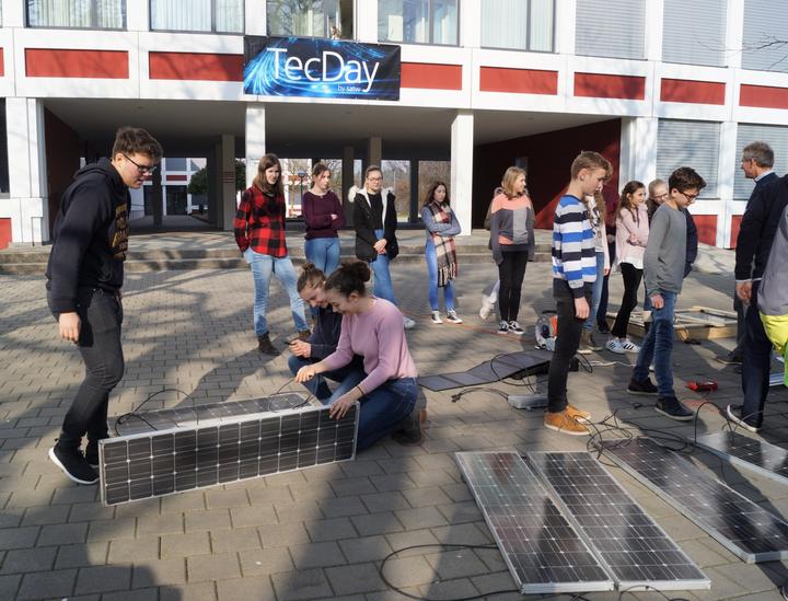 <p>Adrian Kottmann von BE Netz AG baut mit Schülern eine Solarstromanlage zusammen.</p>