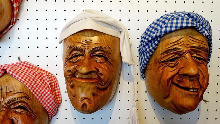 <p>Ein paar weitere Masken, die Toni Meier entworfen hat. (Bild: ida)</p>
<p> </p>