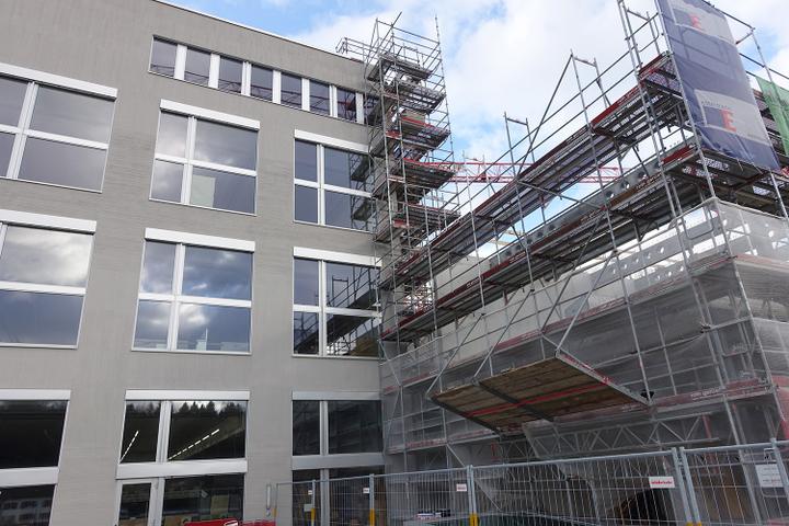 <p>Die Hochschule Design & Kunst ist momentan eine Baustelle, rechts entsteht der neue Anbau.</p>
