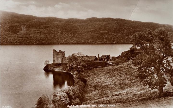 <p>Urquhart Castle und Loch Ness. Zwischen der Burgruine und dem gegenüberliegenden Seeufer sind die Chancen scheinbar am grössten, Nessie zu Gesicht zu bekommen. Ansichtskarte um 1930.</p>