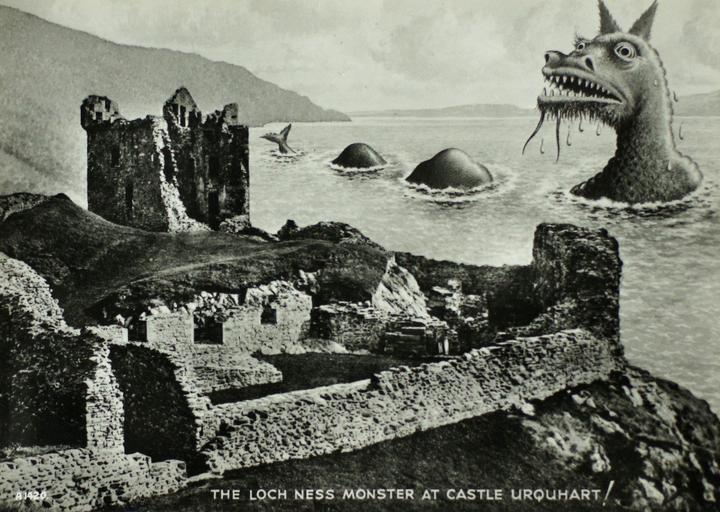 <p>Nessie und die Burgruine von Urquhart. Nessie ist eine international bekannte Touristenattraktion, die für die Schotten jährliche Einnahmen zwischen 25 und rund 80 bis 100 Millionen Britische Pfund generiert. Postkarte um 1960.</p>