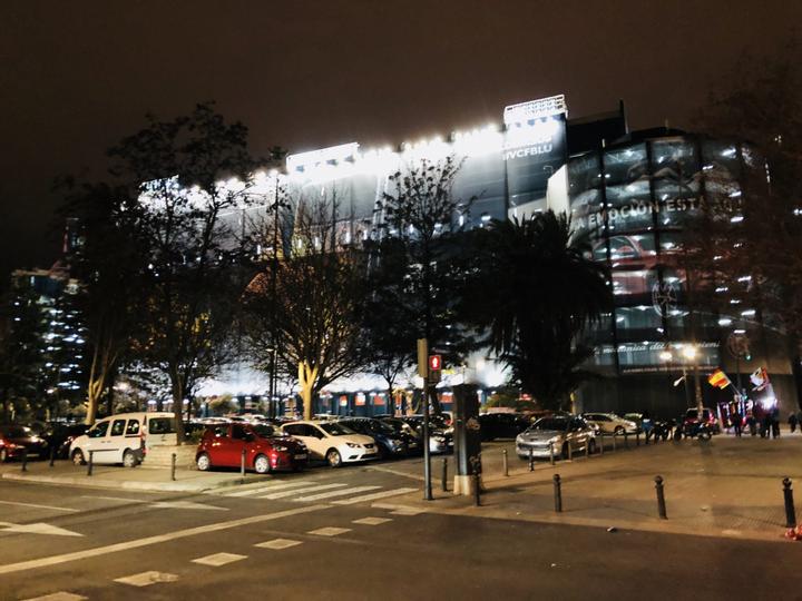<p>Das Mestalla-Stadion in Valencia erwacht in der Dunkelheit zum Leben.</p>
