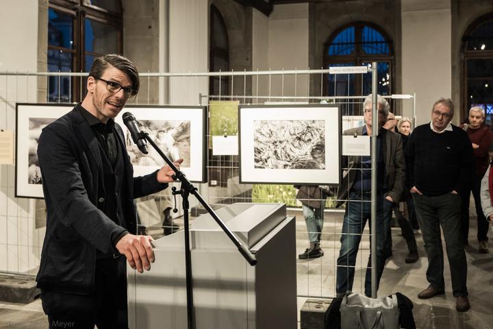 <p>Aldo Caviezel, Leiter des Amts für Kultur Kanton Zug, bei der Laudatio der Vernissage. (Bild: Simon Meyer)</p>