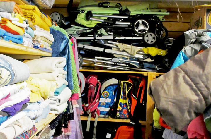 <p>In der Kinderkleiderstube gibt es nicht nur Kleider, sondern auch Bettwäsche, Schulranzen und Kinderwagen. (Bild: Daniela Herzog)</p>