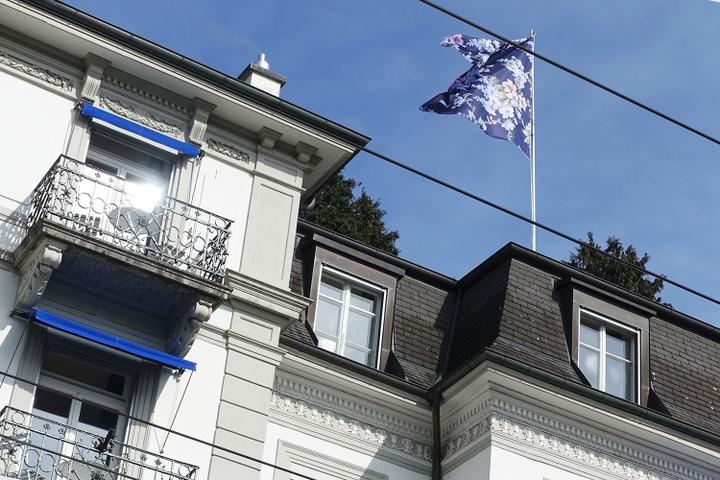 <p>Die Fahne auf dem Dach zeigt kein Wappen, sondern eine Tapete auf einem Zimmer. (Bild: jwy)</p>