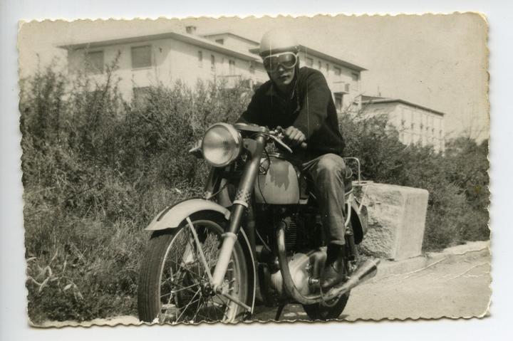<p><strong>Von Bari nach Zug:</strong> Als «Gastarbeiter» findet Libero Micheli 1960 Arbeit bei der V-Zug. Mit seinem Norton-Motorrad besucht er sonntags die Arbeiterunterkünfte und zeigt dort Spielfilme. ©Museum Burg Zug</p>