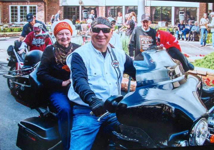 <p><strong>60 Jahre in den USA.</strong> 1947 wandert die 1913 geborene Frances Hallay-Iten aus Oberägeri nach Frankreich aus, seit 1956 lebt sie in den USA. Zu ihrem 103. Geburtstag lädt sie der Harley-Davidson-Club auf eine Spritzfahrt ein<strong></strong>. ©Museum Burg Zug</p>