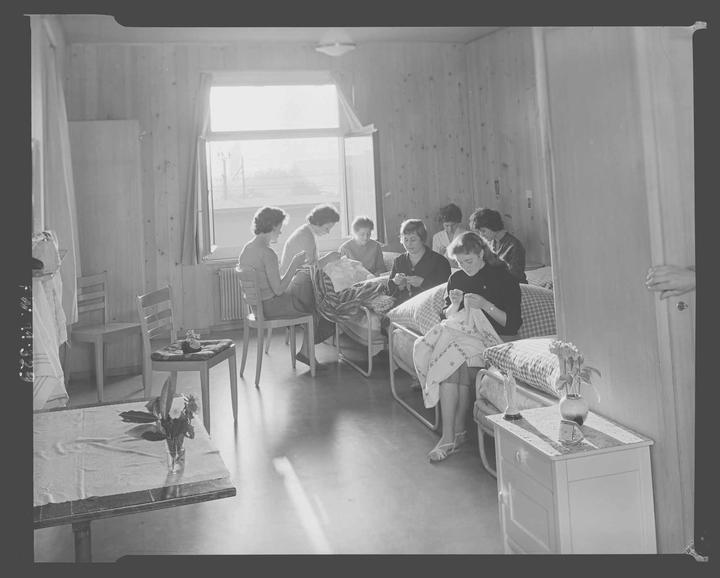 <p><strong>Freizeitbeschäftigung im Mädchenheim</strong>: Landis & Gyr betreibt an der Baarerstrasse bis Ende der 1960er Jahre ein Mädchenheim für die italienischen Arbeiterinnen. ©<em>Archiv für Zeitgeschichte der ETH Zürich</em></p>