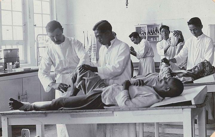 <p><strong>Der Tropenarzt</strong>: von 1912-1920 leitet der Zuger Arzt Carl Weiss ein riesiges Spital auf einer Kautschuk-Plantage auf der Insel Sumatra im heutigen Indonesien. ©Museum Burg Zug</p>