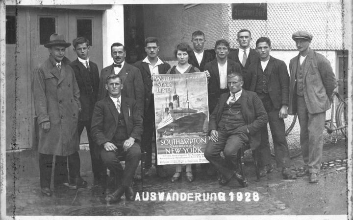 <p><strong>Letztes Bild aus Europa</strong>: Schweizer Auswanderer vor ihrer Ausreise in Bremerhaven, 1920er Jahre. ©Museum Burg Zug</p>