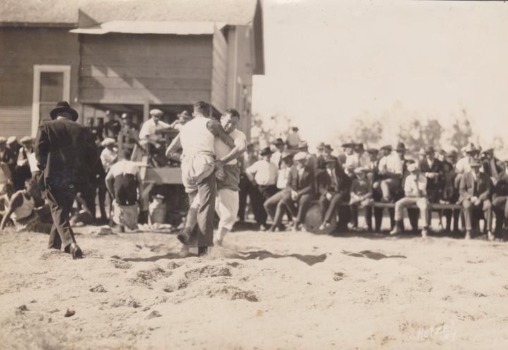 <p>Hochgehaltene Tradition in Kalifornien: Zentralschweizer Bauernknechte feiern in den 1920er Jahren ein Schwinget im örtlichen Schweizer Club. ©Museum Burg Zug</p>