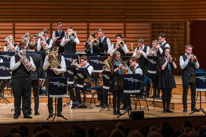<p>Die Brassband Luzern spielte sich in die Herzen der zahlreichen Zuhörer.</p>