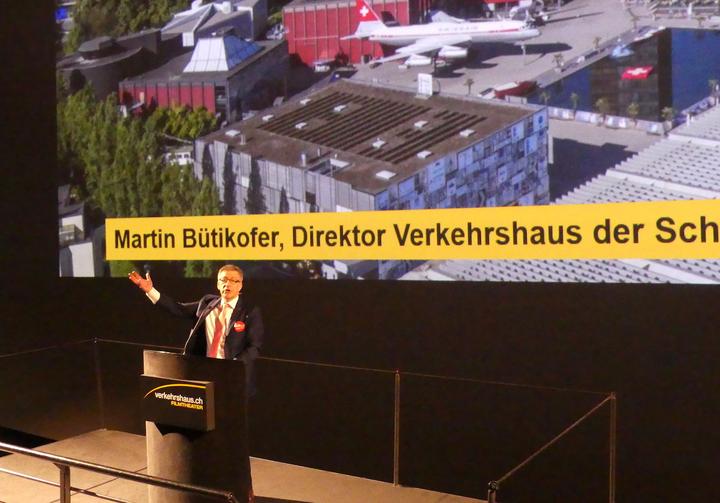 <p>Martin Bütikofer, Chef des Verkehrshauses, setzt sich für die Luftfahrt in Szene.</p>